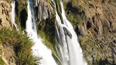 4K山林里闪耀瀑布落在岩石实拍视频素材视频的预览图